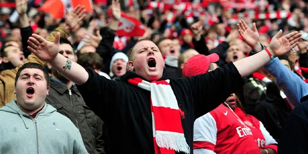 Maglie da calcio e cori dei tifosi: l'atmosfera unica degli stadi